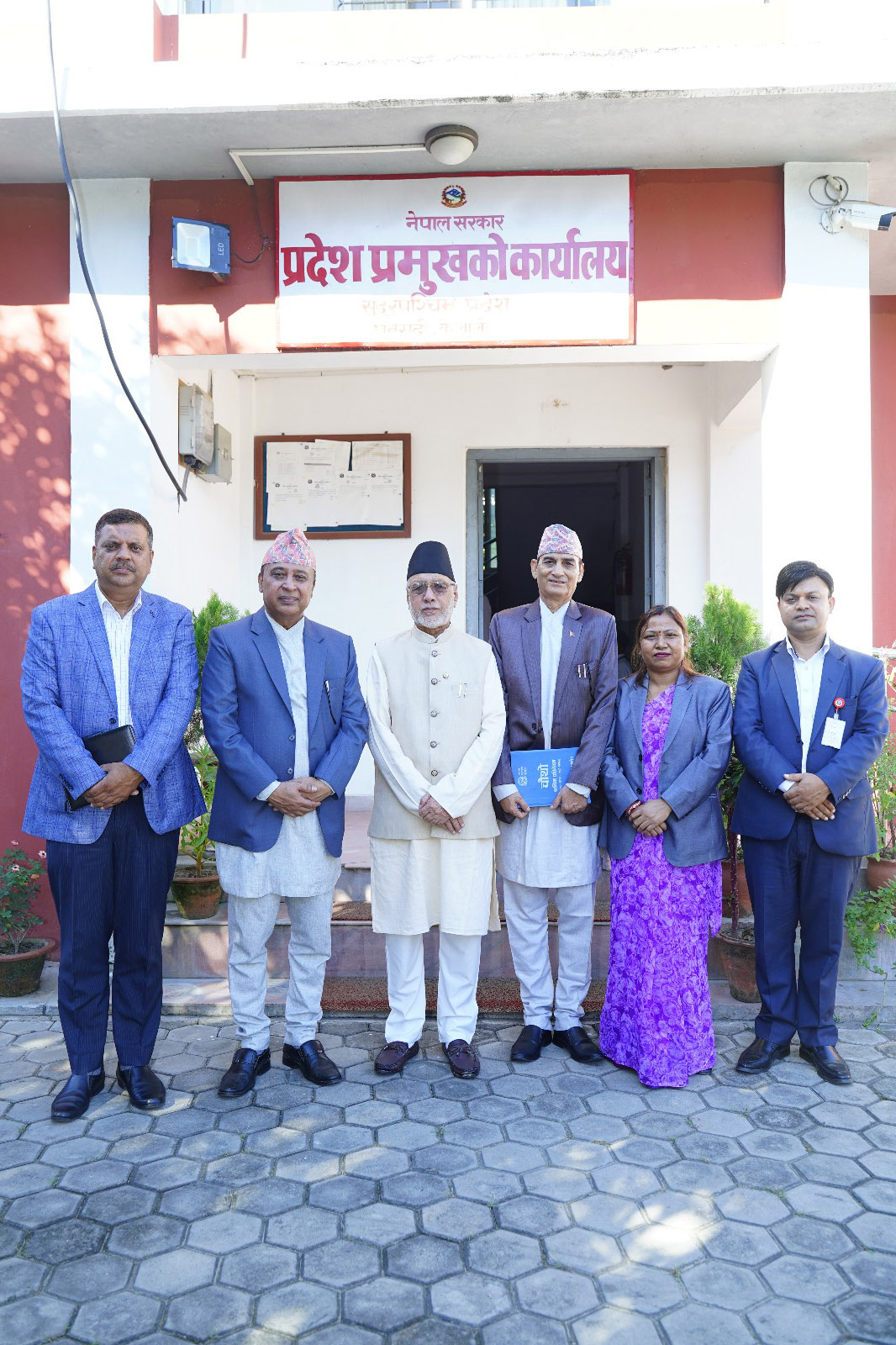 माननीय प्रदेश प्रमुखज्यू समक्ष आयोगका अध्यक्षज्यूले चौथो वार्षिक प्रतिवेदन पेश  गरि सके पश्‍चात् प्रदेश प्रमुखको कार्यालयमा लिइएको तस्वीर